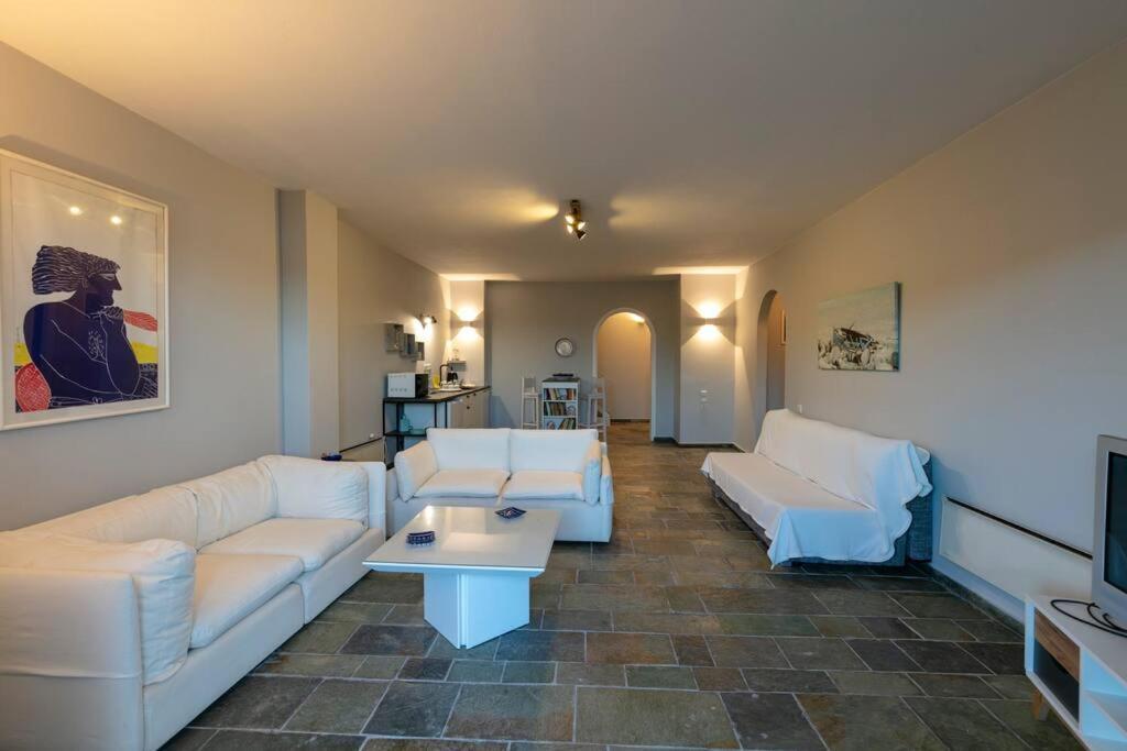 Villa Retreat By The Sea With Pool In