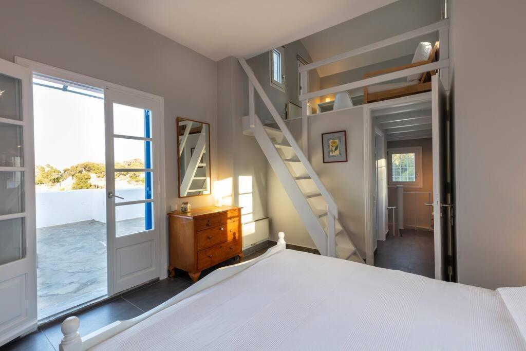 Villa Retreat By The Sea With Pool In