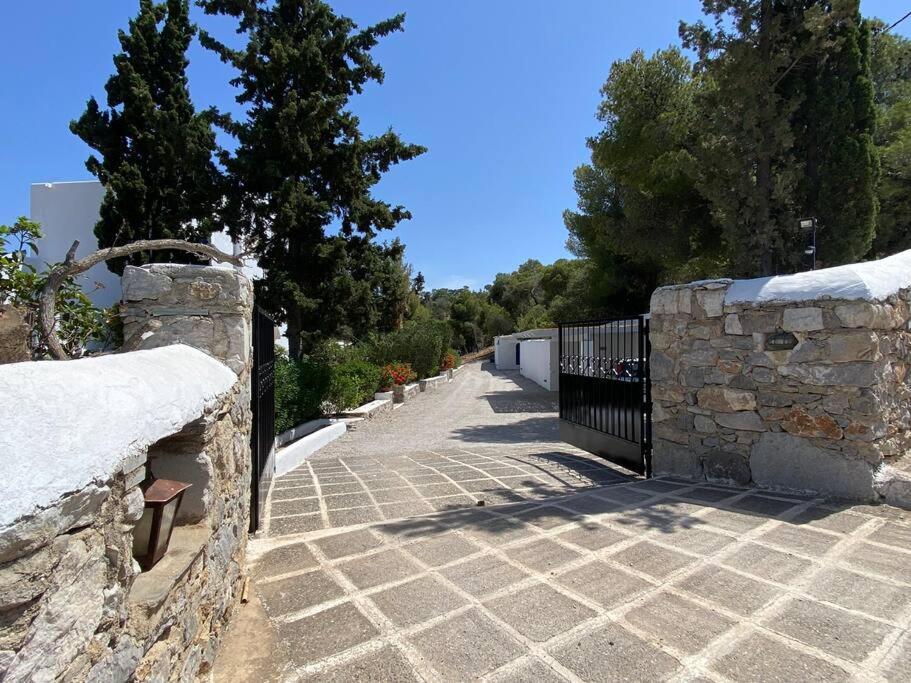 Villa Retreat By The Sea With Pool In