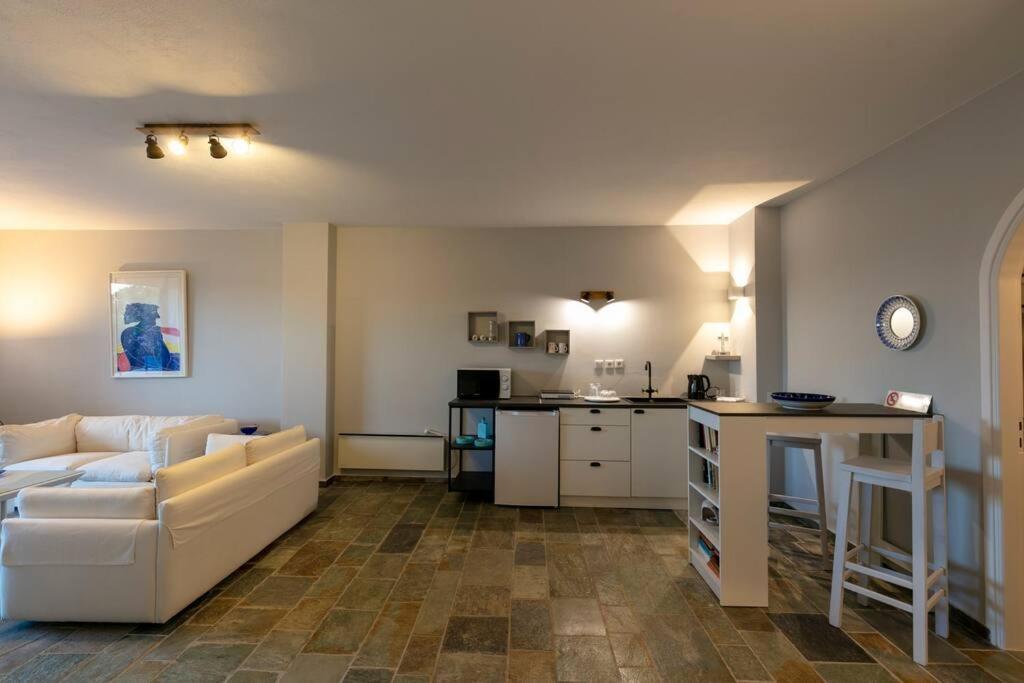 Vila Retreat By The Sea With Pool In