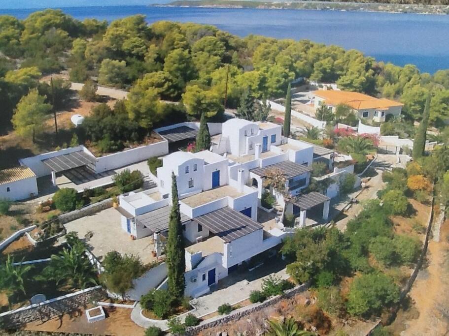 Vila Retreat By The Sea With Pool In